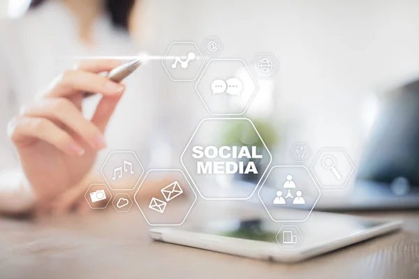 Conceito de mídia social na tela virtual. SMM. Marketing. Comunicação e tecnologia da Internet . — Fotografia de Stock
