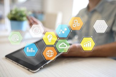 Renkli uygulamaları simgeler ve grafikler sanal ekran üzerinde. İş, internet ve teknoloji kavramı.