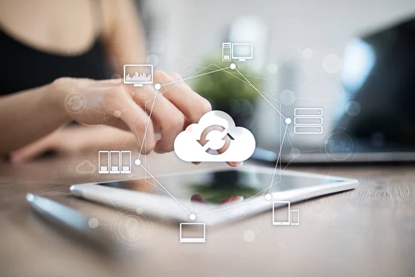 Cloud netwerken, Internet en moderne technologie concept op virtueel scherm. — Stockfoto