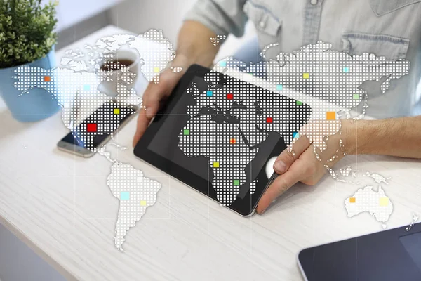 가상 화면에 세계 지도입니다. 비즈니스, 인터넷 및 기술 개념. — 스톡 사진