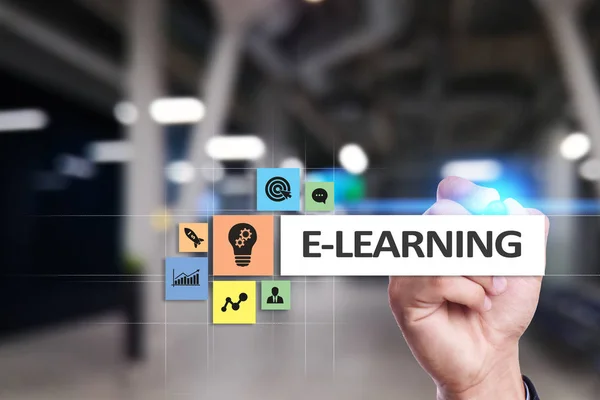 E-Learning på den virtuelle skærm. Internetuddannelseskoncept . - Stock-foto