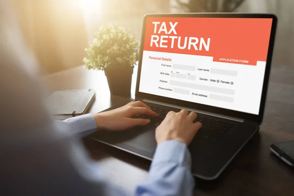 Aplicación de declaración de impuestos en línea en pantalla. Concepto de negocio y finanzas. —  Fotos de Stock
