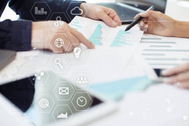 İş ve teknoloji kavramı. Grafikler ve sanal ekran simgeleri.