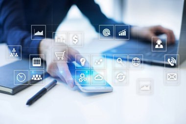 Sanal ekran arayüzü ile uygulamaları kutsal kişilerin resmi. Apps. Strateji planlama. Internet teknoloji kavramı.