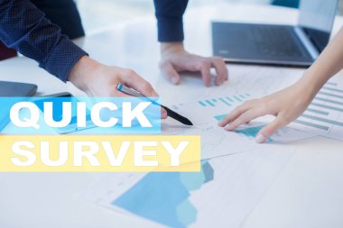 Sanal ekran metni hızlı anket. Geri bildirim ve müşteriler görüşler. İş internet ve teknoloji kavramı.