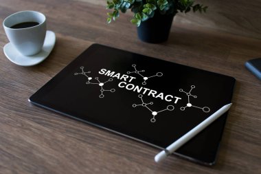 Ekrandaki akıllı kontrat engelleme teknolojisi konsepti. Kripto para birimi, Bitcoin ve ethereum.