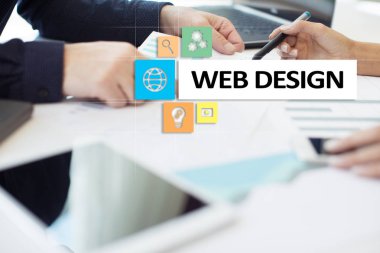 Web Tasarım ve geliştirme kavramı sanal ekrandaki.