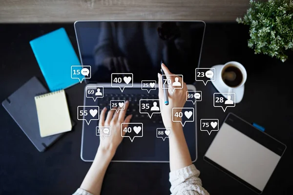 Smm, Likes, Follower und Nachrichtensymbole auf virtuellem Bildschirm. Social Media Marketing. Geschäfts- und Internetkonzept. — Stockfoto