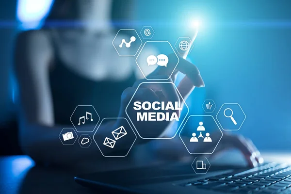 Sosyal medya kavramı sanal ekran üzerinde. SMM. pazarlama. İletişim ve internet teknoloji. — Stok fotoğraf