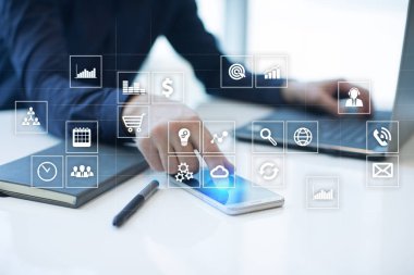 Sanal ekran arayüzü ile uygulamaları kutsal kişilerin resmi. Apps. Strateji planlama. Internet teknoloji kavramı.