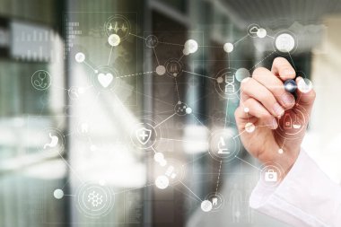 Tıp doktoru modern bilgisayar sanal ekran arayüzü ile çalışma. Tıp teknolojisi ve sağlık kavramı.