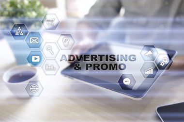 Avertising ve promosyon, pazarlama stratejisi. Simgeler ve grafikler sanal ekran üzerinde. İş, internet ve teknoloji kavramı.