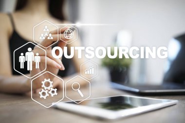 Dış kaynak kullanımı, insan kaynakları ve işe alım iş stratejisi kavramı. Internet ve modern teknoloji.