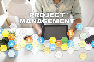 Sanal ekran üzerinde proje yönetimi. İş kavramı.