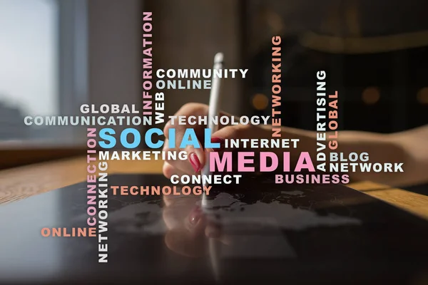Sociala medier och marknadsföring. Business, teknik koncept. Ord moln på virtuella skärmen. — Stockfoto