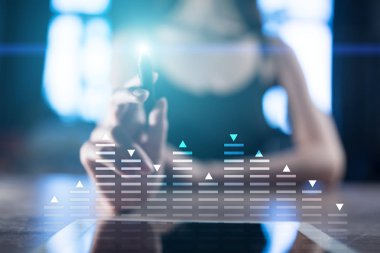 Hisse senedi Alım Satım, veri çözümleme diyagramı, grafik, grafik sanal ekran üzerinde. İş ve teknoloji kavramı.