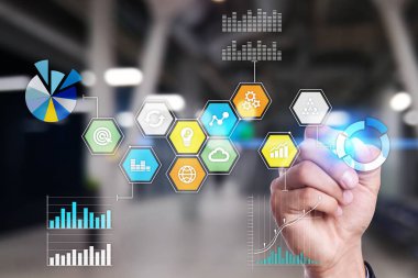 Renkli uygulamaları simgeler ve grafikler sanal ekran üzerinde. İş, internet ve teknoloji kavramı.