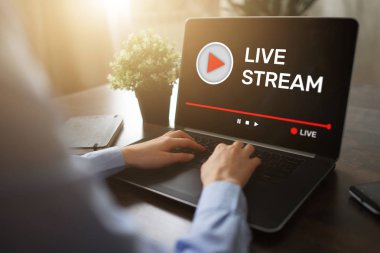 İnternet üzerinden canlı yayın yap ya da video ve ses yayını al. Dijital pazarlama ve reklam kavramı.