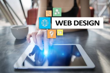 Web Tasarım ve geliştirme kavramı sanal ekrandaki.