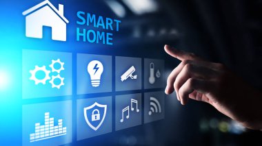 Sanal ekrandaki akıllı ev kontrol paneli. Nesnelerin interneti, IOT, otomasyon kavramını işleme.