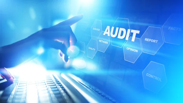 Audit - oficiální finanční vyšetření pro podnikání jako koncept na virtuální obrazovce. — Stock fotografie