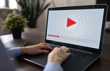 Aygıt ekranındaki video oynatıcı penceresi. İnternet pazarlama ve reklam kavramı.