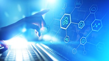 İş ve endüstriyel süreçlerin otomasyonu. Sanal ekranda akıllı fabrika ve teknoloji yenilik kavramı.