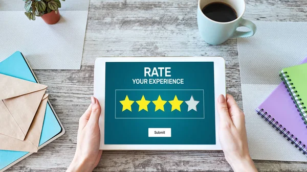 顧客体験のレビューを評価します サービスと顧客満足度 五つ星評価 ビジネスインターネットとテクノロジーの概念 — ストック写真