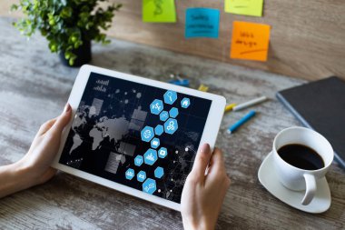 Karma ortam, iş uygulaması, Denetim Masası üstünde aygıt perde. İş ve internet kavramı.