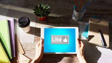 Ekrandaki düğme gibi. SMM, Sosyal medya pazarlama kavramı.