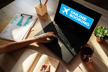 Cihaz ekranında online uçuş bileti rezervasyonu. İnternet ve teknoloji kavramı.