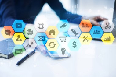 Renkli uygulamaları simgeler ve grafikler sanal ekran üzerinde. İş, internet ve teknoloji kavramı.