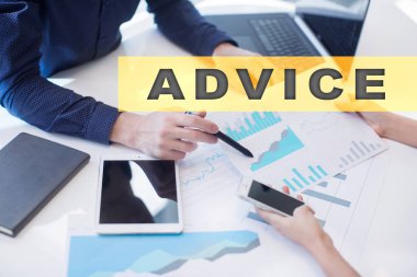 Sanal ekran tavsiye metni. İş kavramı, teknoloji ve internet.