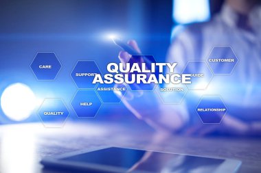 Kalite güvencesi kavramı sanal ekran üzerinde. İş kavramı.