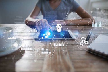 Uygulamalar simgeler ve grafikler sanal ekran üzerinde. İş, internet ve teknoloji kavramı.