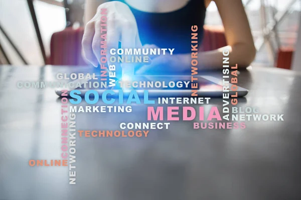 ソーシャル メディア ネットワークとマーケティング ビジネス 技術コンセプト 仮想画面上の単語の雲 — ストック写真