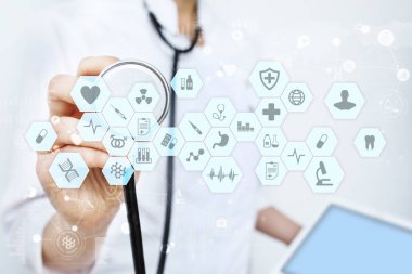 Tıp doktoru modern bilgisayar sanal ekran arayüzü ile çalışma. Tıp teknolojisi ve sağlık kavramı. EMR, Ehr, elektronik sağlık kayıtları.