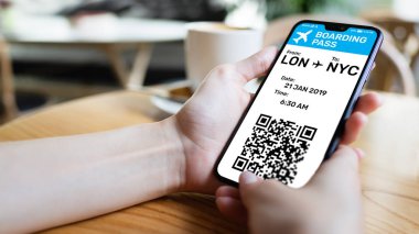 Cep telefonu ekran üzerinde uçuş için biniş. Online kayıt. Internet iş ve teknoloji kavramı.