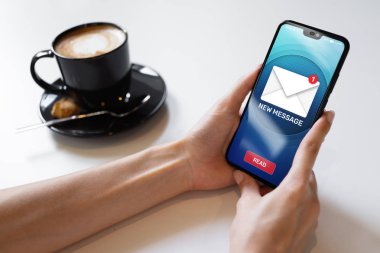 Cep telefonu ekran yeni ileti simgeleri. İş iletişim, internet ve teknoloji kavramı.