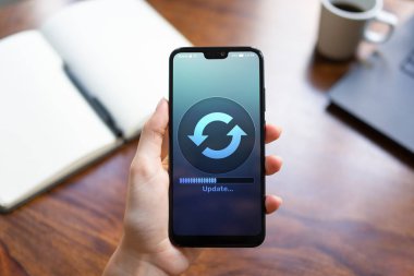 Yazılım güncelleştirmesi ilerleme üstünde smartphone perde indiriyor. Internet ve teknoloji kavramı.