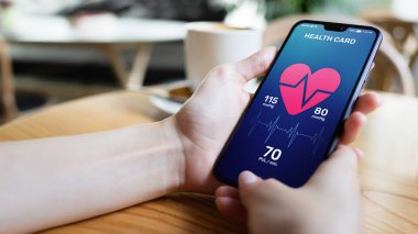 Sağlık denetim uygulaması darbe ve arteriyel basınç kontrolü ile smartphone üzerinde. Modern tıbbi teknoloji kavramı.