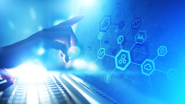 Sanal ekranda otomasyon sistemi yapısı. Akıllı üretim teknolojisi ve internet kavramları.