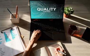 Aygıt ekranında kalite kontrol kavramı. İş ve teknoloji kavramı.