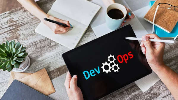 DevOps - Yazılım inşaatının her aşamasında Otomasyon ve izleme döngüleri.