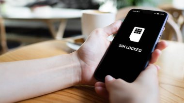 SIM cep telefonu ekranda mesaj kilitli. İletişim kavramı.