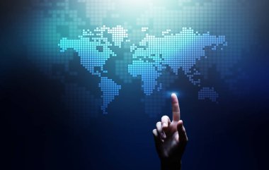 Dünya geniş harita hologram sanal ekran üzerinde. Küresel iş ve telekomünikasyon teknolojisi kavramı.