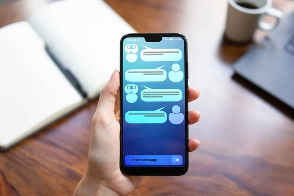 Диалог клиентов и чатботов на экране смартфона. ИИ. Концепция технологии искусственного интеллекта и автоматизации услуг . — стоковое фото