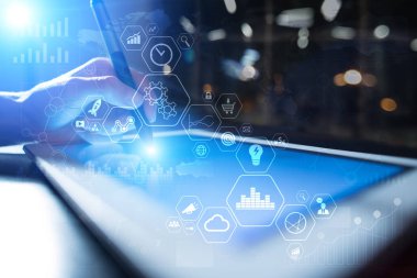 Modern bilgisayar sanal ekran. İş kavramı, teknoloji ve internet. Çok.