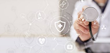 Tıp doktoru ile modern bilgisayar, sanal ekran arayüzü ve simge tıbbi ağ bağlantısı.