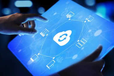 Bulut teknolojisi hesaplama ve veri depolama. Sanal ekranda internet ve ağ oluşturma kavramı.